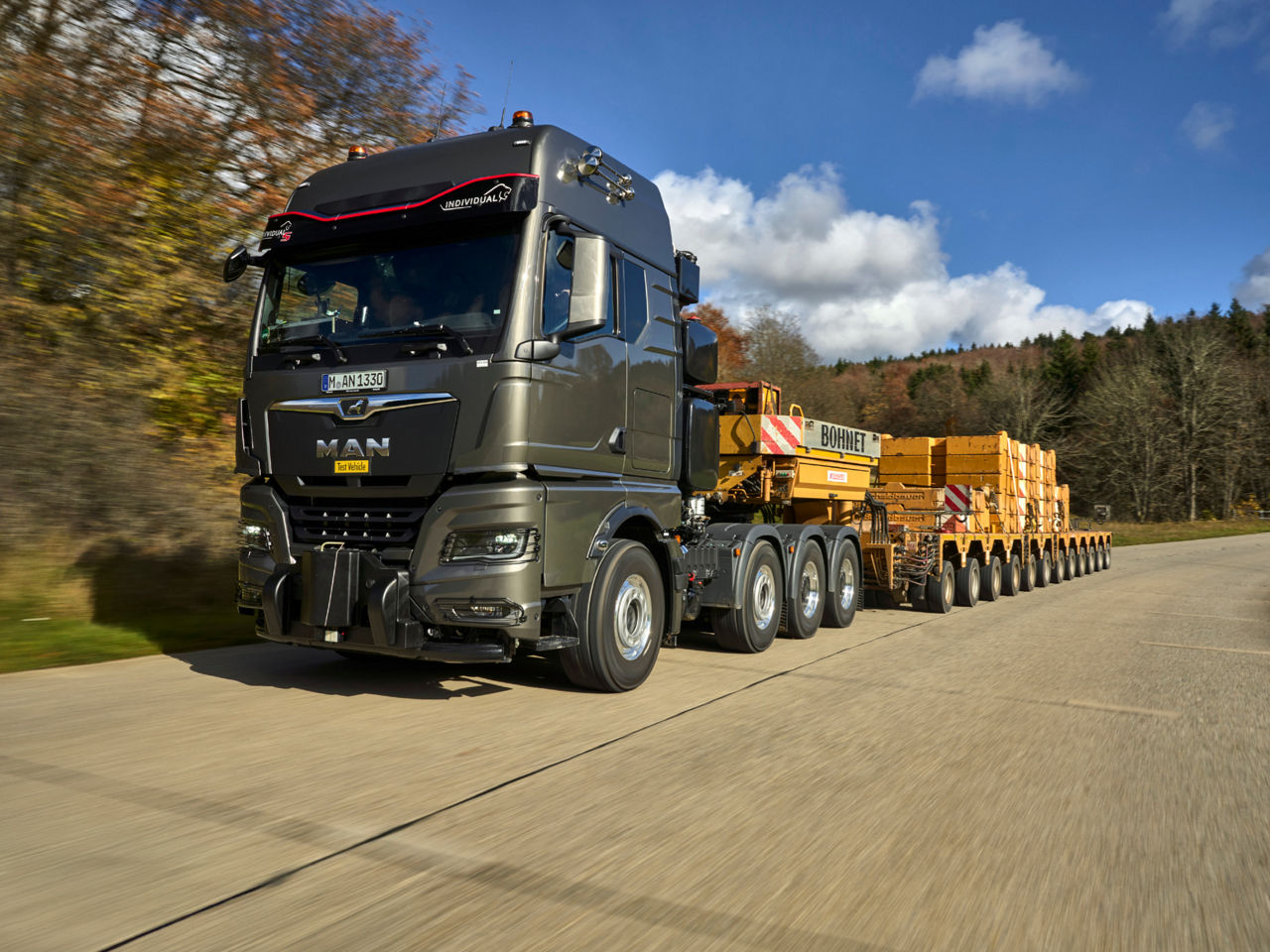 O camião de carga pesada MAN está carregado